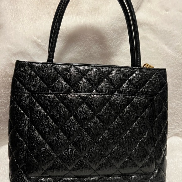 Chanel black caviar medallion tote bag in gold hardware - Picture 4 of 4